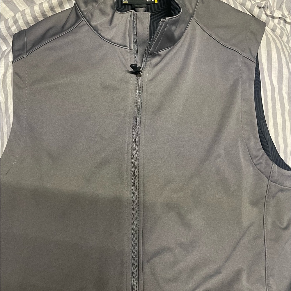 Unisex, size large Under Armour vest
